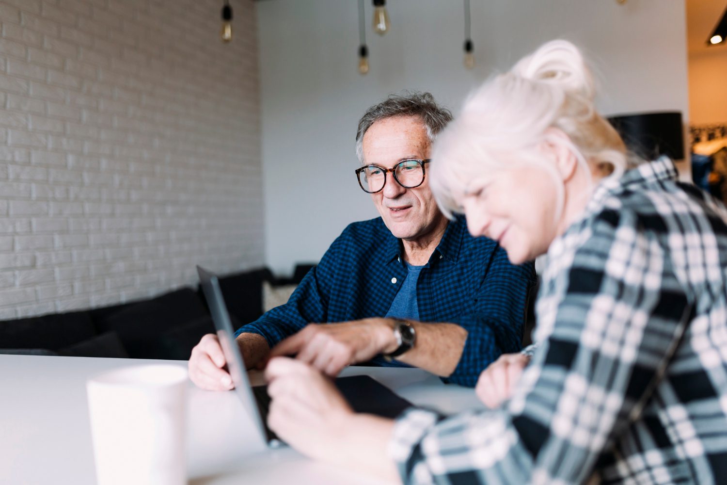 maison-de-retraite-pour-couples-âgés-avec-ordinateur portable